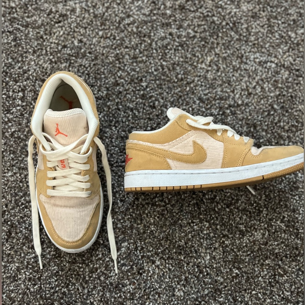 Women’s Jordan 1 Low - Picture 2 of 4